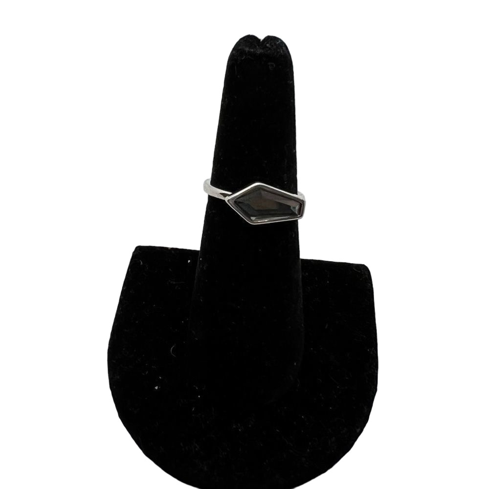 Geometric faceted jewel ring on a silver tone band - 6.5